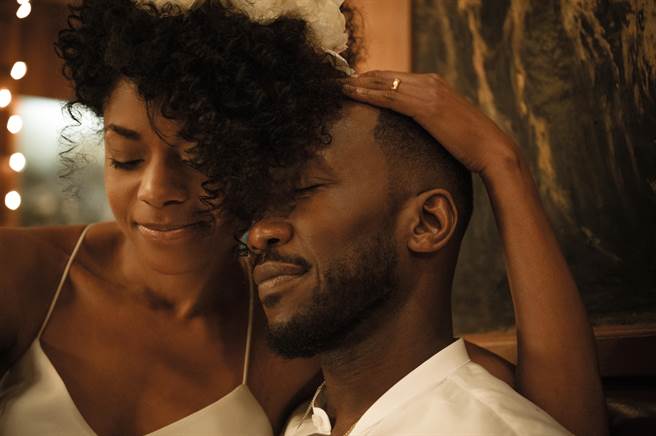 ↑娜歐蜜哈瑞絲（左）與馬赫夏拉阿里在《天鵝之歌》2度合作。（Apple TV＋提供）