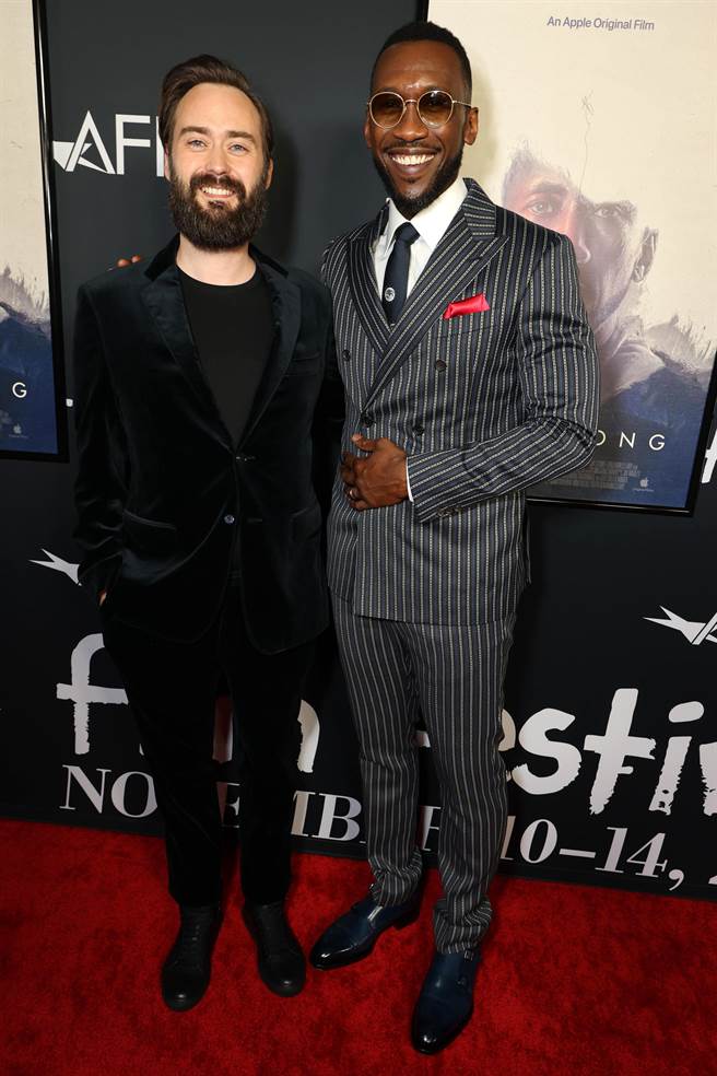 ↑馬赫夏拉阿里（右）與導演班傑明克里利聯合出席《天鵝之歌》首映會。（Apple TV＋提供）