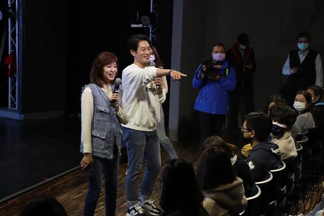 中天主播周玉琴和林嘉源前往醒吾科技大學新媒體傳播學系開講。（中天新聞提供）