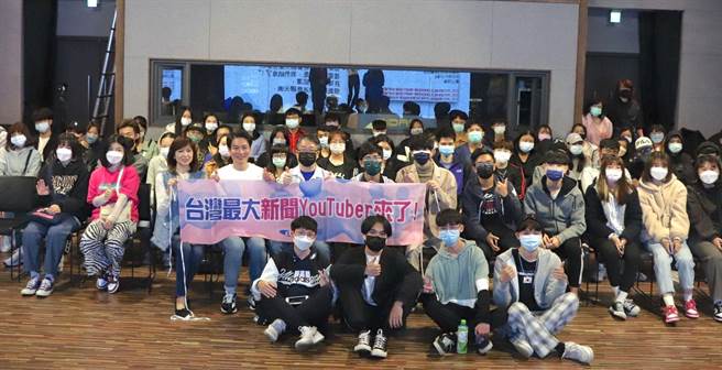 中天主播周玉琴和林嘉源前往醒吾科技大學新媒體傳播學系開講。（中天新聞提供）