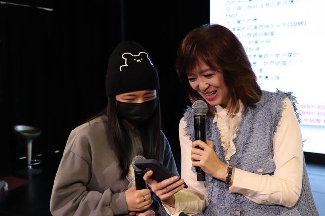 中天主播周玉琴和醒吾科技大學新媒體傳播學系同學親切互動。（中天新聞提供）