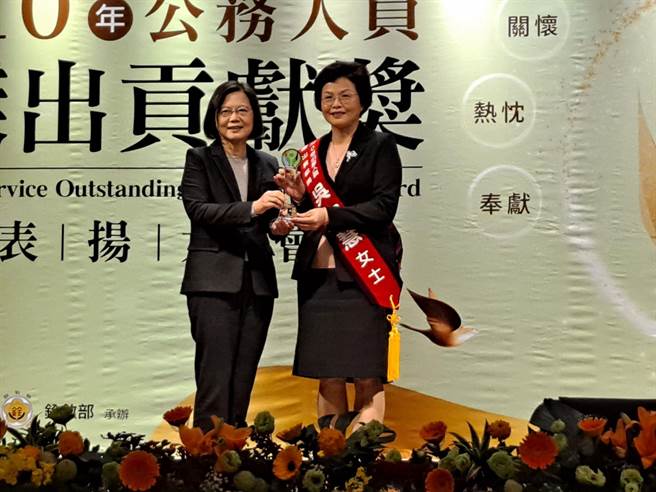 總統蔡英文今前往考試院頒發110年公務人員傑出貢獻獎，與受獎人健保署資訊組組長吳淑慧（右）合影。（健保署提供／林周義台北傳真）