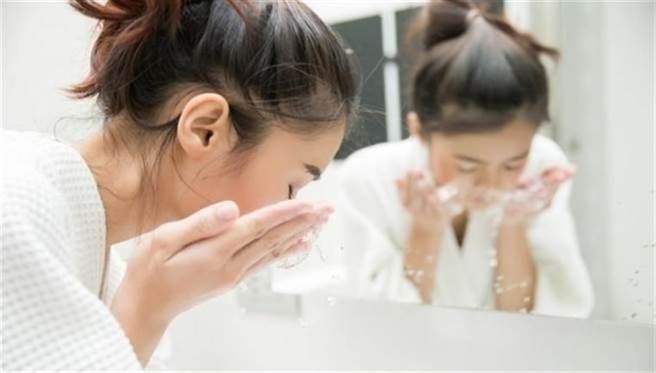 卸妆产品如何挑？ 掌握3大原则不让卸妆带来肌肤伤害。(示意图/Shutterstock)