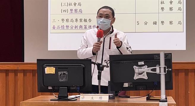 新北市长侯友宜今（14日）上午在警察局的治安会报中，除了颁奖表扬拦阻诈骗有功的金融及超商职员外，他更对于新北市近期在维护治安的表现讚不绝口。（警察局提供）
