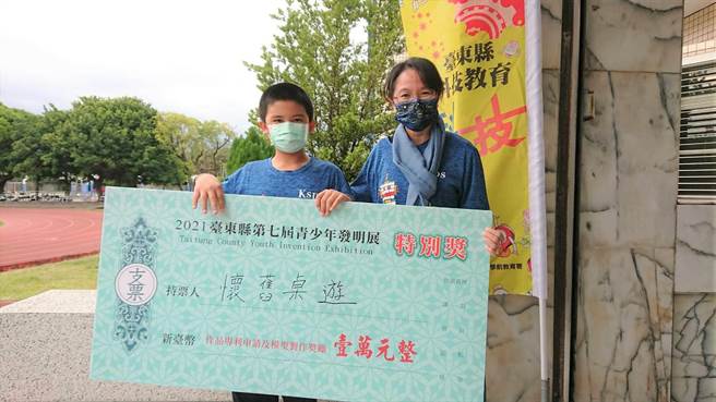 台东县关山国小学生胡嘉佑（左）将旧式课桌椅制弹珠台、手足球台等怀旧桌游，获得台东县第7届青少年发明科技竞赛金奖及特别奖双重肯定。（蔡旻妤摄）
