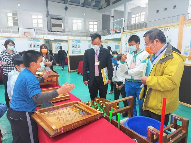 台东县第7届青少年发明科技竞赛中特别加入「课桌椅再生利用组」，将旧桌椅提供学生再造利用，进行创意发想挑战。（蔡旻妤摄）