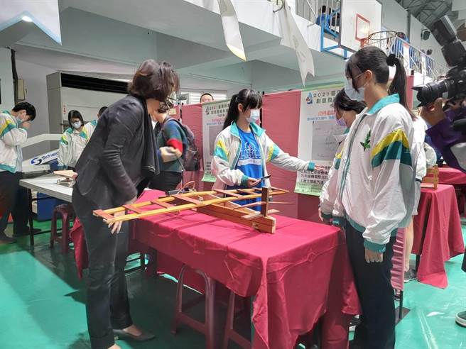 台东县第7届青少年发明科技竞赛中特别加入「课桌椅再生利用组」，将旧桌椅提供学生再造利用，进行创意发想挑战。（蔡旻妤摄）