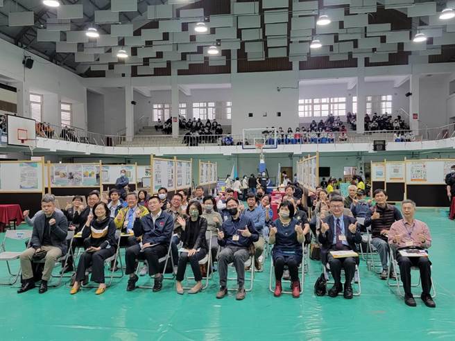 台东县第7届青少年发明科技竞赛中特别加入「课桌椅再生利用组」，将旧桌椅提供学生再造利用，进行创意发想挑战。（蔡旻妤摄）