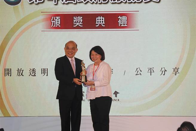 行政院長蘇貞昌頒獎給嘉義市長黃敏惠。（嘉義市政府提供）