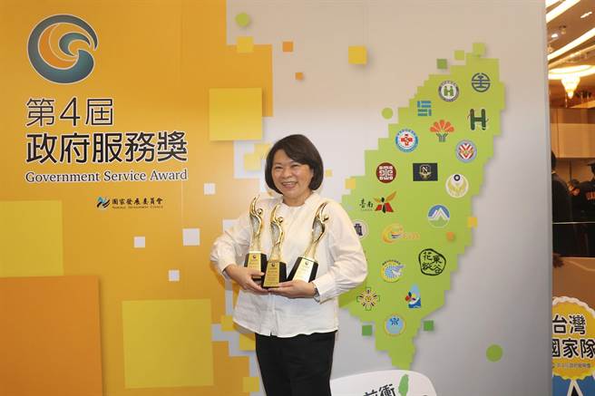 嘉義市長黃敏惠代表嘉義市政府受獎，捧走3座「政府服務獎」很欣喜。（嘉義市政府提供）