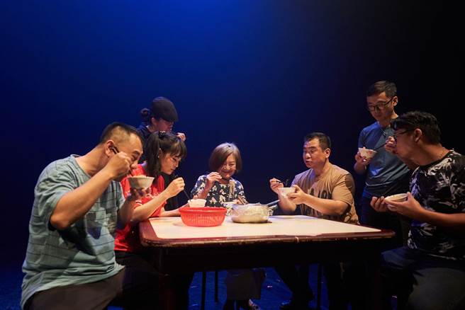 真快乐掌中剧团作品《王爷饭》以外台剑侠布袋戏「飞剑英雄传－兄妹復仇记」为故事发展，演出背景为台湾早期庙会布袋戏，融入戏班人生特殊的生活歷程，并以戏中戏的形式展现。图为剧团一起用餐。（真快乐掌中剧团提供）