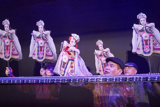 真快乐掌中剧团作品《王爷饭》以外台剑侠布袋戏「飞剑英雄传－兄妹復仇记」为故事发展，演出背景为台湾早期庙会布袋戏，融入戏班人生特殊的生活歷程，并以戏中戏的形式展现。（真快乐掌中剧团提供）