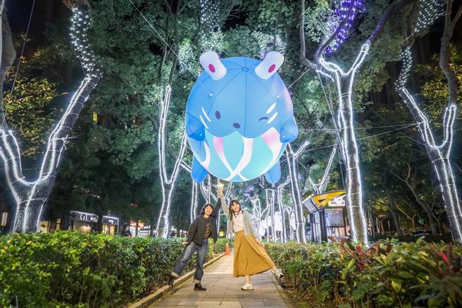 景观处打造200公尺梦幻灯廊，市区绿廊变身绘本场景。(图/新北市政府提供)