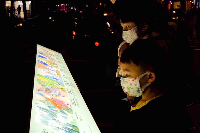 现场还有绘本故事灯箱，孩子们都停下脚步看起故事来了。(图/新北市政府提供)