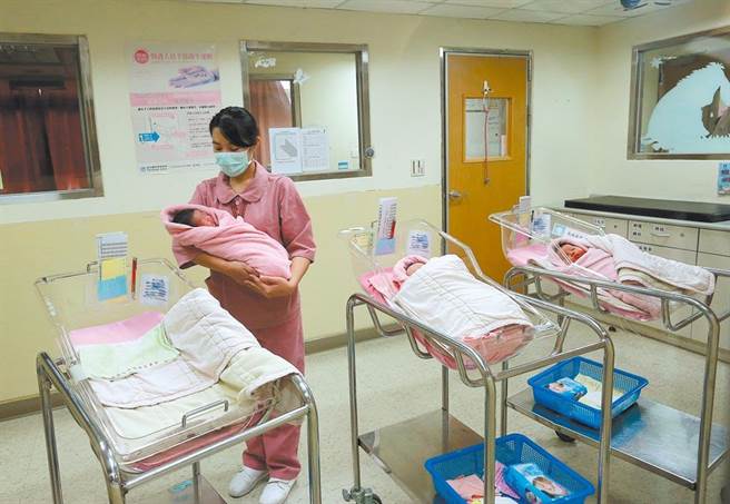 新北市議會黨團今進行預算協商並經大會決議通過，第三胎生育補助從2萬元提升到3萬元。（圖／本報資料照片）