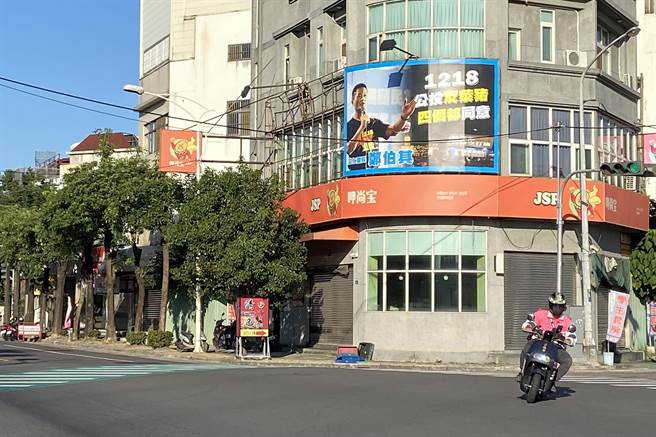 台中市大里区里长郑伯其，自掏腰包在大里区悬挂了两面看板、还租了台卡车，14日下午上路宣传公投4个都同意。（郑伯其提供／黄国峰台中传真）