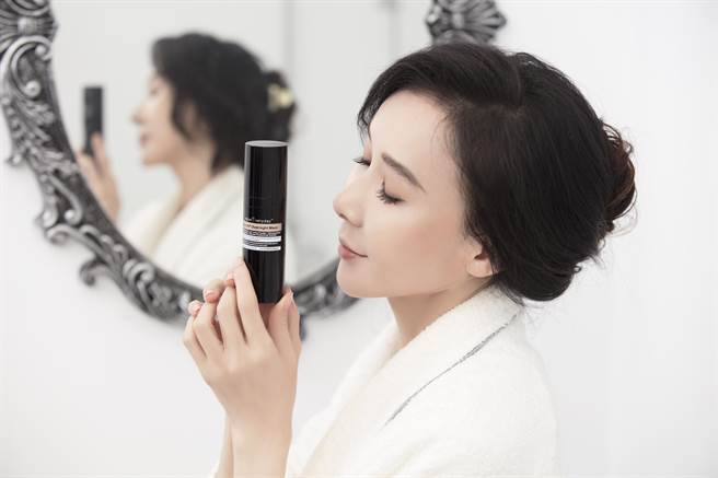 MFK、aquaEveryday、欧舒丹、蜜葳特、西西露、爱康推出限量的圣诞限定组合，图中为aquaEveryday代言人萧蔷。（图／品牌提供）