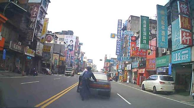 桃园市八德区有1辆故障卡在路中央，警方热心推车助民眾解困。（桃园市八德警分局提供／陈梦茹桃园传真）