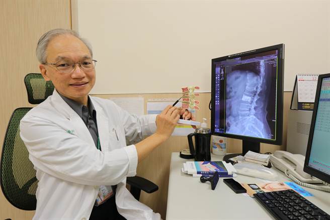 亚洲大学附属医院脊椎矫正科主任陈衍仁，在人体器官模型上指出王妇骨折部位。（林欣仪摄）