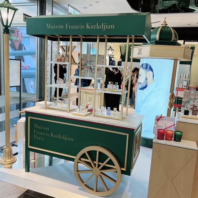 自17世纪便流传至今的露天书报摊，藉由Maison Francis Kurkdjian的诠释化作展示台，装填耶诞限量系列及人气商品。（邱映慈摄）