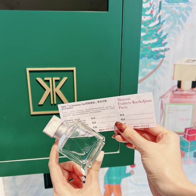 于「A Christmas Tale耶诞童话」香氛市集完成试香活动「香氛之旅」即可获得抽奖券1张，消费即可获得2张抽奖券，最大奖可以把70ML正货香水带回家，还加码赠送法国原装进口香氛明信片！（邱映慈摄）