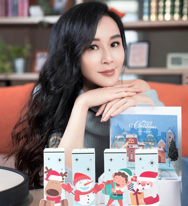 代言人萧蔷和aquaEveryday圣诞限定保养礼盒。（图／品牌提供）