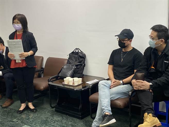 手游「天堂W」玩家和民代14日到桃园市政府开记者会，批评「天堂W」无预警封锁16万名玩家帐号，其中不乏「重课」近百万「课长」。（赖佑维摄）