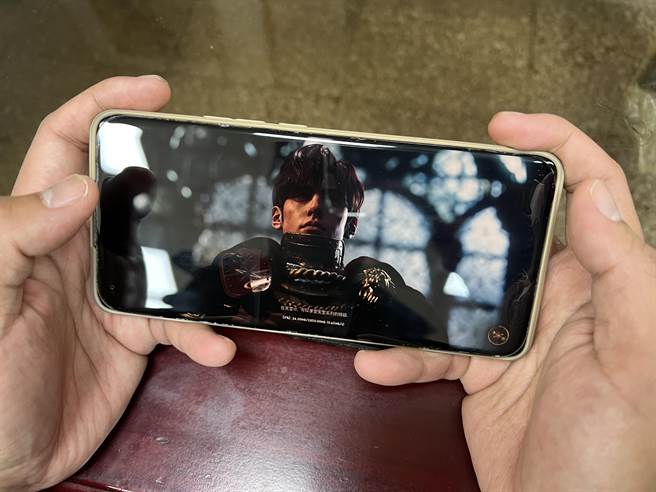 手游「天堂W」玩家批评，游戏公司封锁16万玩家帐号，玩家询问却得不到正面回应。（赖佑维摄）