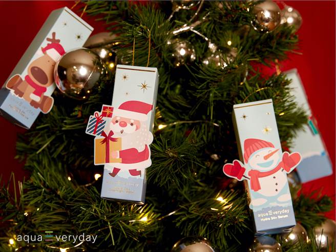 aquaEveryday圣诞限定保养礼盒每一款都有贴心挂绳设计，挂在圣诞树上就是最有趣最抢眼的可爱装饰，今年12月，每售出一件aquaEveryday的商品，品牌就会捐出15%收益，希望抛砖引玉，迴向更积极正面的社会力量。（图／品牌提供）