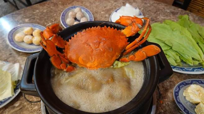 陆军航空特战指挥部空降训练中心一名连长与一名副连长，担任留守主官期间擅自离营吃姜母鸭遭判1年2月徒刑、缓刑3年，还得各自缴给公库5万元。(中时资料照 范佐意)