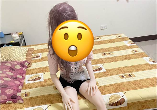 男网友买了要价12万的「真人娃娃」给女儿玩，不料女儿却将其丢在房间；娃娃照片公曝光后，造型也让其他网友忍不住狠酸爸爸每晚应该都在玩。（翻摄自脸书「爆废公社」）