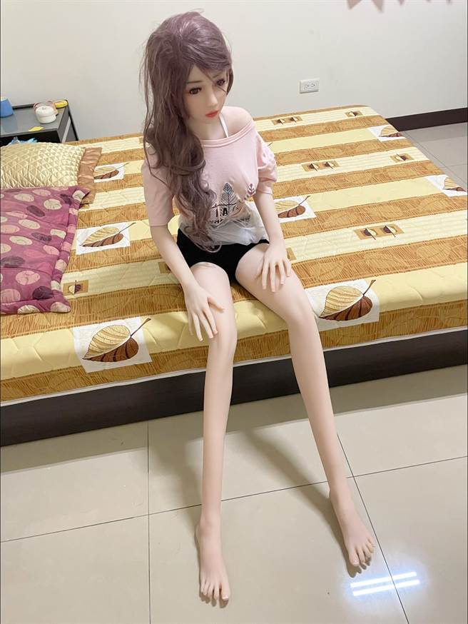 男网友买了要价12万的「真人娃娃」给女儿玩，不料女儿却将其丢在房间；娃娃照片公曝光后，造型也让其他网友忍不住狠酸爸爸每晚应该都在玩。（翻摄自脸书「爆废公社」）