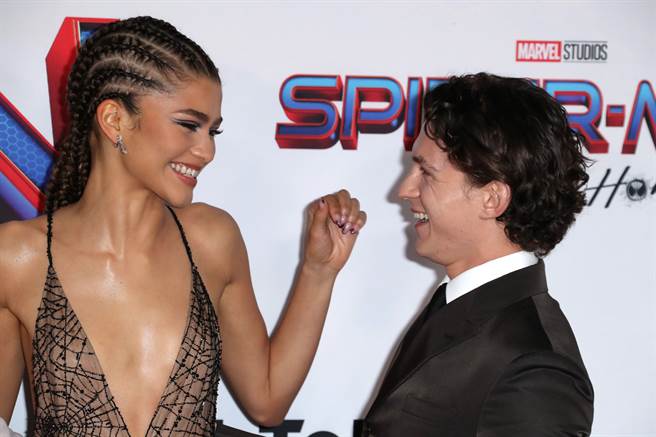 湯姆霍蘭德和千黛亞甜蜜氛圍藏不住。(圖／達志影像)