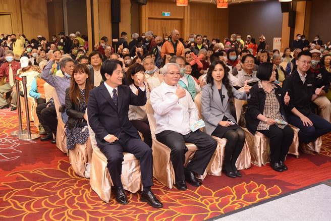 賴清德與支持者合影。（王志偉攝）