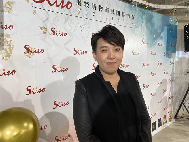 网购平台业者涂裴铃指出，Siiso玺绶打造「共享」概念的购物及服务平台，让民眾体验「电商型社区服务」，照顾每个家庭的生活所需。（张妍溱摄）