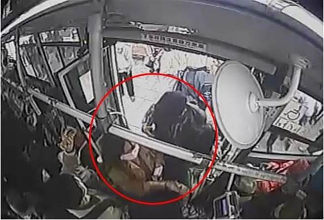 杨姓男子利用公车拥挤扒窃乘客。（图／李文正翻摄）