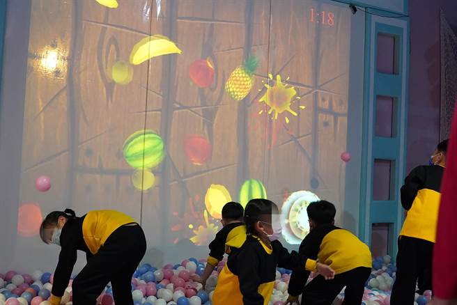 中阳集团14日携手中市警局雾峰分局成功派出所及企业、社福团体等，邀请涂城国小特教生家庭至异想新乐园，体验设施。（中阳集团提供／黄国峰台中传真）