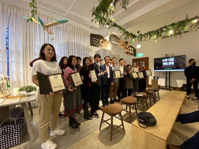 嘉義縣長翁章梁，與杯測成績超過80分的嘉義咖啡業者合影。（品牌提供）