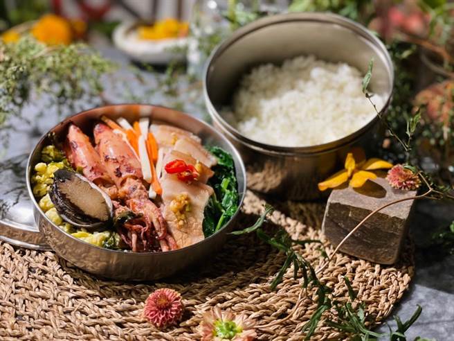 结合羽丰米及新北东北角特色农渔产品的「野鸟饭包」，季节限定。(图/新北市政府提供)