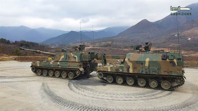 韩国K9自走炮与K10炮弹补给车。(图/韩国陆军)