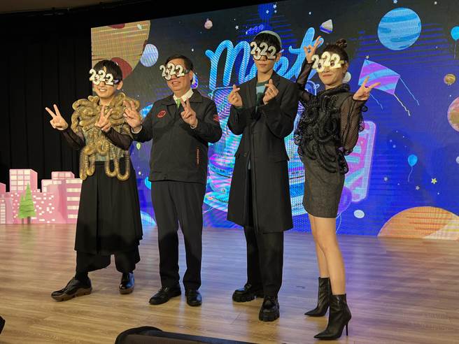 桃園市長鄭文燦等人戴上「2022」造型眼鏡宣傳。(蔡依珍攝)