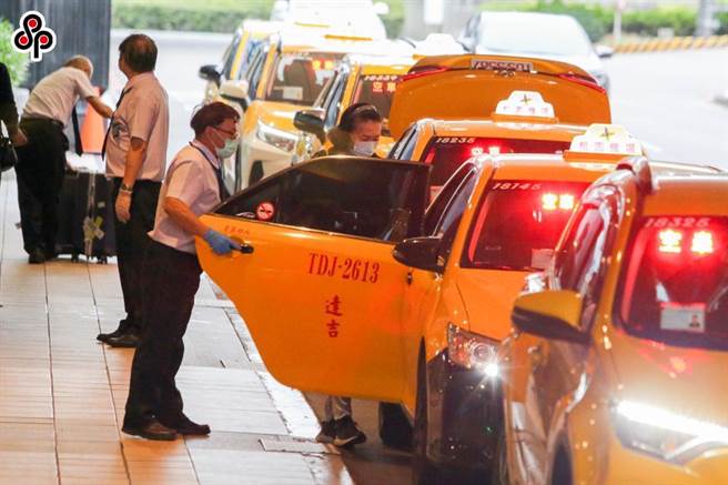 民航局及桃园机场公司已备妥机场防疫车队2058辆，各地方政府也整备原来4倍数量的防疫计程车共2886辆，以满足旅客交通需求。（本报资料照）