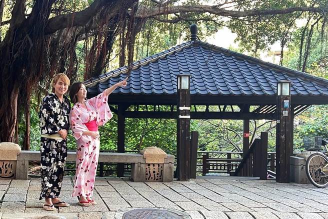 王仁甫与季芹穿浴衣逛北投。（乐心娱乐工作室提供）