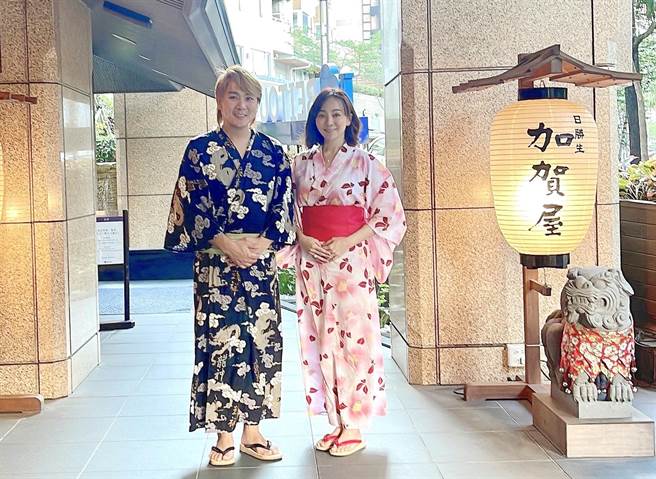 王仁甫与季芹入住日式饭店享受偽出国感。（乐心娱乐工作室提供）