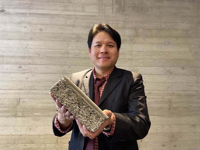 业者研发缓衝降噪乾拌「水泥」隔音系统，强调施工方便，具抗压力还能降低噪音。（卢金足摄）