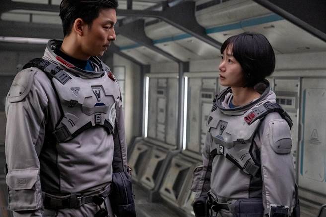 孔刘（左）、裴斗娜化身太空人前往月球执行任务。（Netflix提供）