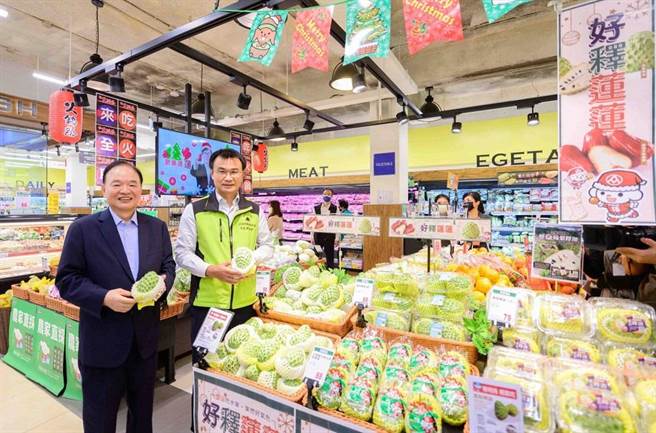 農委會主委陳吉仲（右）與全聯董事長林敏雄（左）出席「鳳梨釋迦給你旺來世家 全聯好釋推廣中」記者會積極推廣鳳梨釋迦。（全聯提供）
