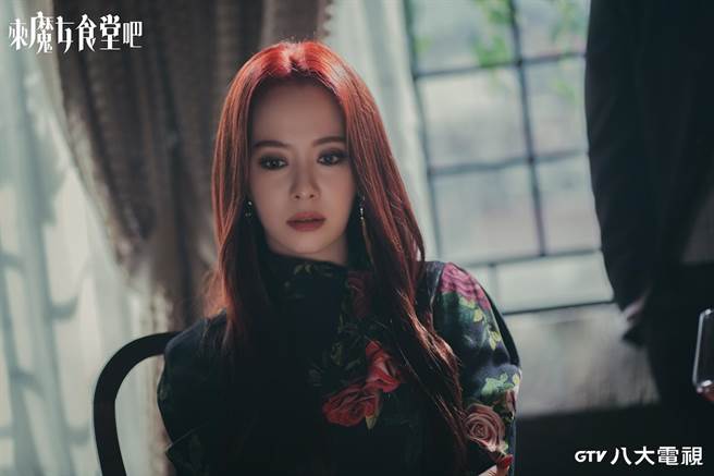 宋智孝在《來魔女食堂吧》中扮演魔女食堂社長。（八大提供）