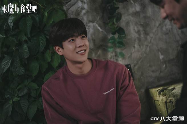 蔡鍾協在《來魔女食堂吧》中扮演食堂工讀生。（八大提供）