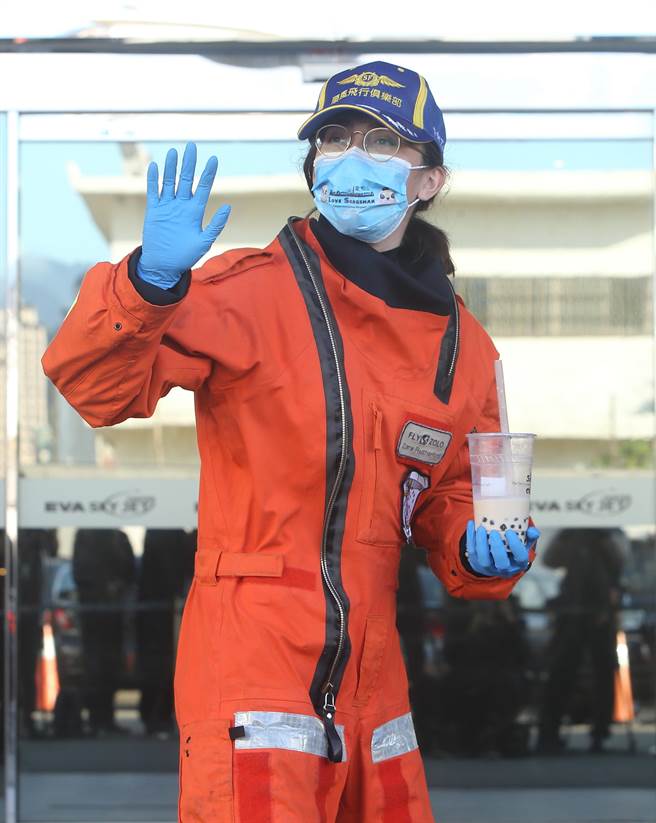 罗瑟福德（右）（Zara Rutherford）14日下午驾驶世界上最快-鲨鱼超轻型飞机降落台北松山机场，经过快筛程序后，罗瑟福德（见图）手持珍奶挥手向守在长荣商务中心外面媒体致意。（陈怡诚摄）